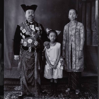 Pakubuwono X bersama Istrinya, Ratu Mas dan anaknya, Sekar Kedaton, Foto sekitar Tahun 1930