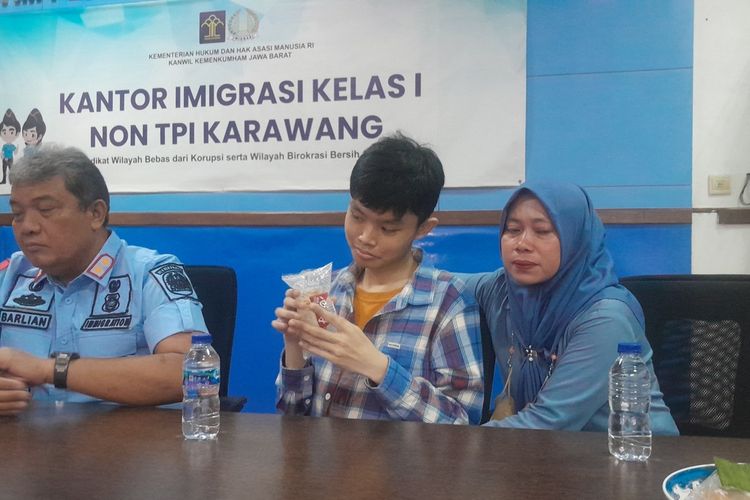 Kepala Kantor Imigrasi Karawang Barlian Gunawan, Huang Che Ming, dan Siti Aisah saat memberikan keterangan pers di Kantor Imigrasi Karawang, Kamis (6/7/2023).