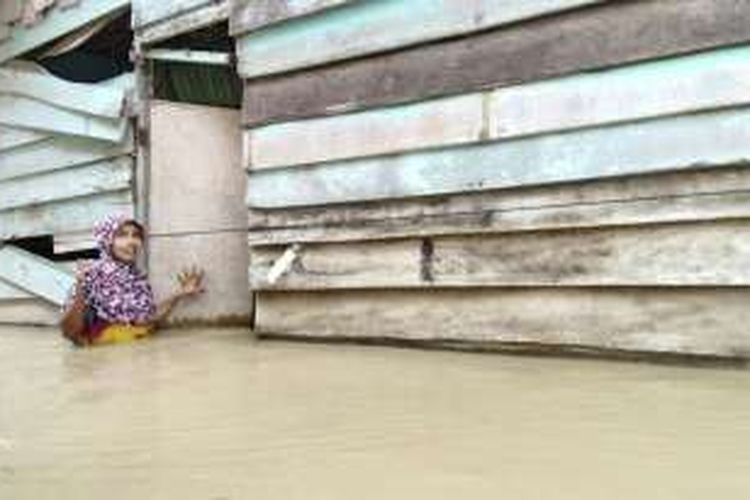 Nurmala Wati (27) korban banjir di Desa Nga, Kecamatan Lhoksukon, Aceh Utara Kamis (3/1/2017).