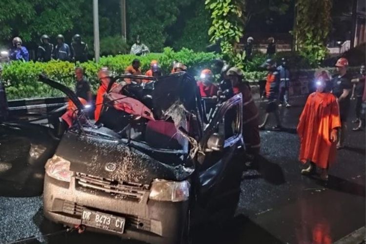 Mobil rusak akibat tertimpa pohon di Kota Denpasar, Bali, Jumat (23/12/2022)
