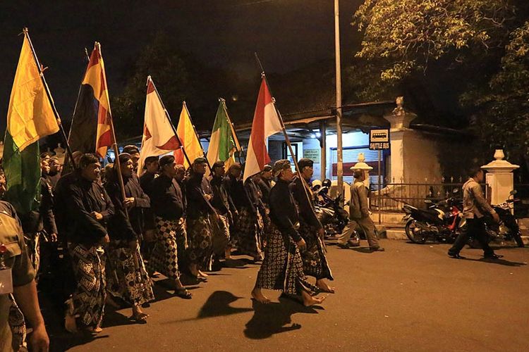 Prosesi Mubeng Benteng Karatan Ngayogyakarta Hadiningrat di malam 1 Suro.