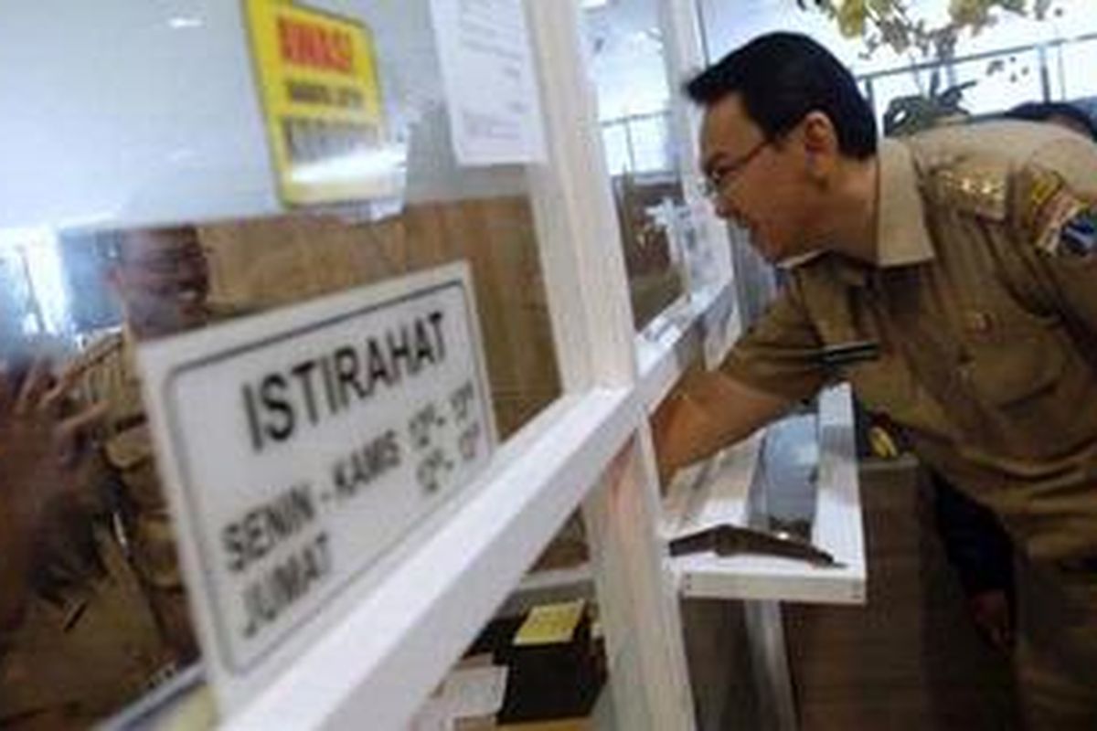 Wakil Gubernur DKI Jakarta, Basuki Tjahaja Purnama berbincang dengan petugas loket penerima surat untuk gubernur di Biro Umum Pemprov DKI Jakarta di Komplek Balaikota, Jakarta Pusat, Rabu (17/10/2012). Aktivitas yang juga dilakukan di semua lantai di Komplek Balaikota tersebut untuk mengunjungi pegawai yang berkantor di gedung itu.  