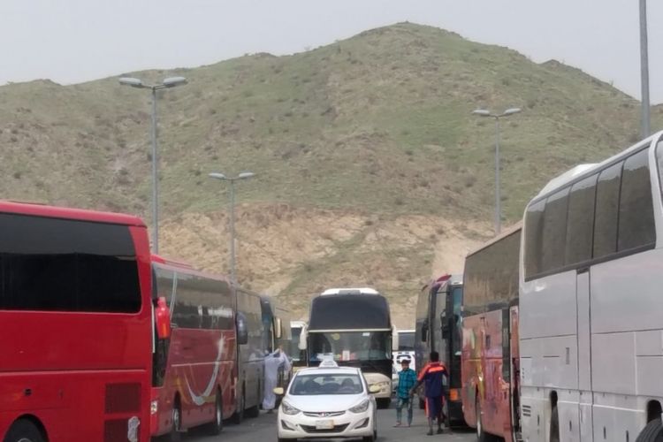 Ada yang sangat terasa, perubahan tampilan gurun pasir, bukit-bukit batu di sekitaran Kota Mekkah dan Madinah, yang kini ?ijo royo-royo?. Rumput, perdu, tumbuh di mana-mana sampai ke puncak bukit yang sebelumnya gersang dan berbatu.