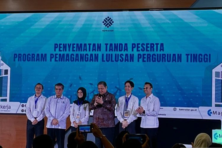 Menteri Ketenagakerjaan (Menaker) Yassierli, Menteri Koordinator (Menko) Bidang Perekonomian Airlangga Hartarto, dan Utusan Khusus Presiden Bidang Pembinaan Generasi Muda dan Pekerja Seni Raffi Ahmad berfoto bersama para perwakilan peserta Magang Nasional 2025 di Kantor Kemnaker RI, Jakarta, Senin (20/10/2025). 