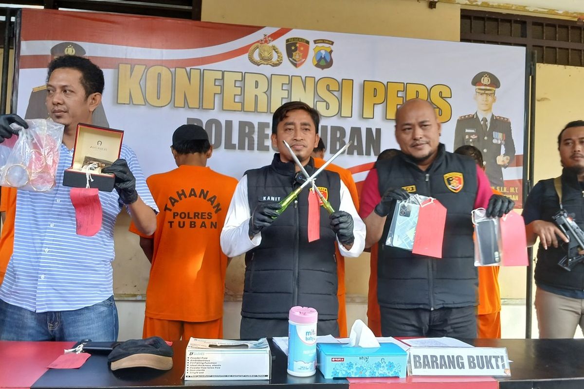 Kanit Pidum Satreskrim Polres Tuban, Ipda Moch Rudi saat mengekspose para tersangka aksi pencurian yang meresahkan warga selama Bulan Ramadan di Kabupaten Tuban, Jawa Timur, Selasa (25/3/2025).