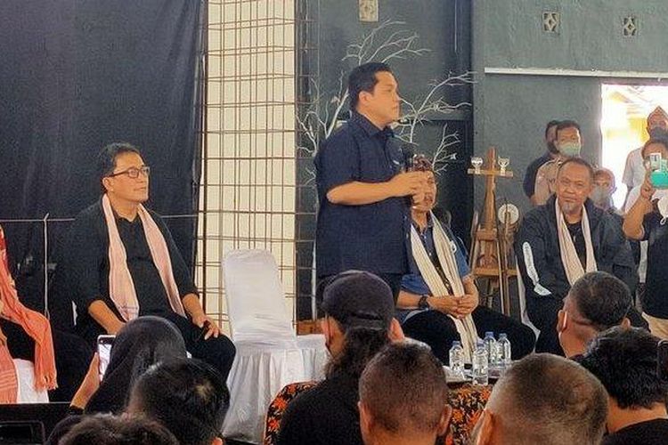 Menteri BUMN, Erick Thohir menemui sejumlah relawan di Komunitas Jatiwangi art Factory (JaF) di Kecamatan Jatiwangi, Kabupaten Majalengka, Jawa Barat, Jumat (13/5/2022). 

