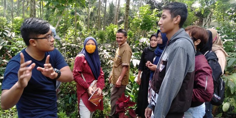 Teman tuli di Banyuwangi belajar tentang kopi