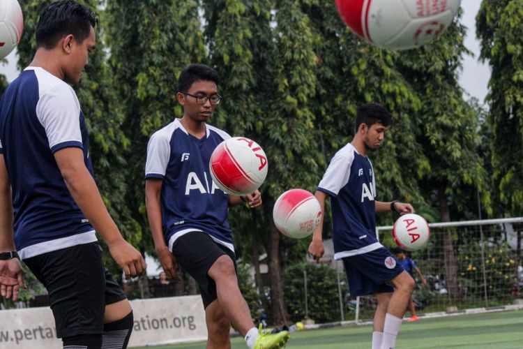 Sejumlah pelatih saat mengikuti pelatihan pelatih pemula di lapangan Simprug Pertamina, Jakarta, Rabu (18/4/2018). Program pelatihan bagi pelatih sepak bola AIA Sepak Bola Untuk Negeri - Train The Trainer berlangsung dari tanggal 17 April-27April di berbagai daerah seperti Jakarta, Ambon, Tulehu, dan Bandung.