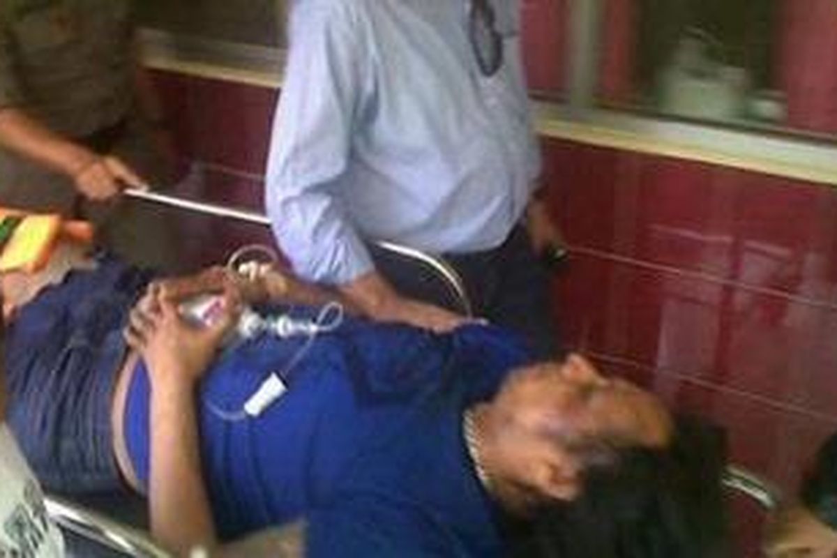 John Kei, saat dibawa ke ruang rontgen di RS Polri Kramat Jati, Jakarta, Sabtu (18/2/2012) 