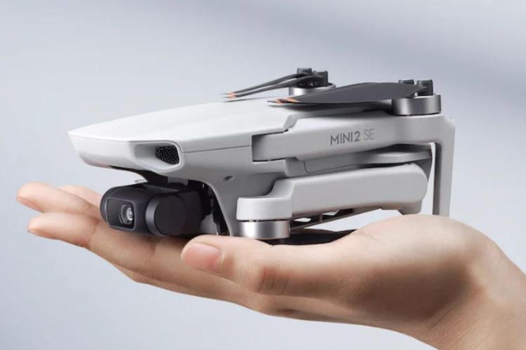 Drone DJI Mini 2 SE di telapak tangan.
