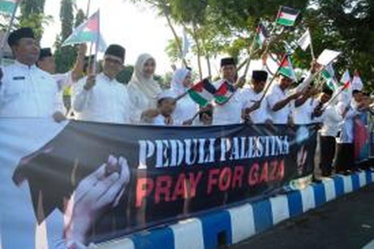 Bupati Banyuwangi Abdullah Azwar Anas dan PNS Kabupaten Banyuwangi menggelar aksi damai untuk Palestina Jumat (11/7/2014)