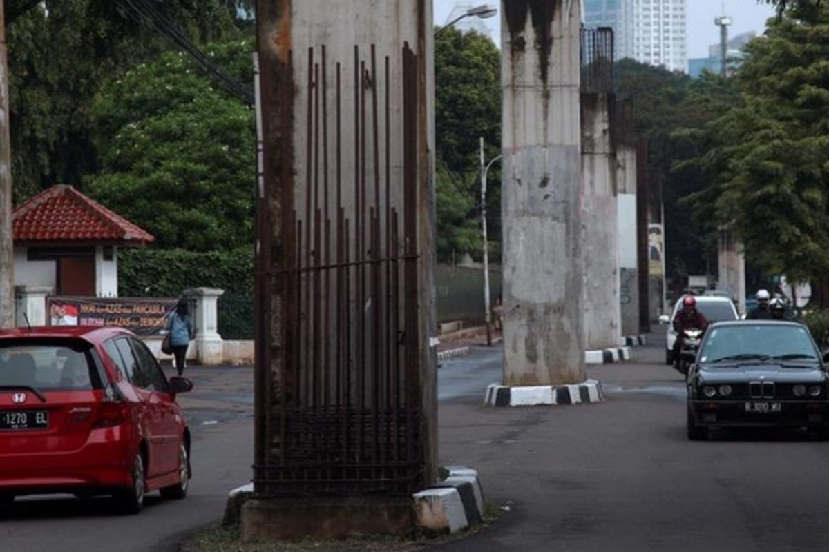 Tiang-tiang proyek monorel di Jalan Gelora, Jakarta Pusat, Minggu (24/3/2013). Pemerintah Provinsi DKI Jakarta menargetkan pembangunan fisik proyek MRT akan mulai dikerjakan dalam waktu satu bulan.