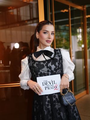 Tasya Farasya tampil elegan dengan gaun couture hitam-putih saat mewawancarai Meryl Streep dan Anne Hathaway, penuh detail klasik modern.
