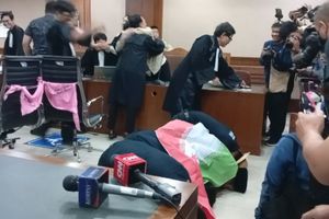 Delpedro Marhaen Cs Sujud Syukur Usai Divonis Bebas Kasus Penghasutan Demo Agustus