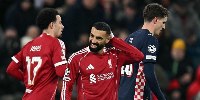 Penyerang Liverpool, Mohamed Salah, bereaksi setelah membuang peluang pada laga fase Liga Champions UEFA antara Liverpool dan PSV Eindhoven di Anfield di Liverpool, Inggris barat laut pada 26 November.