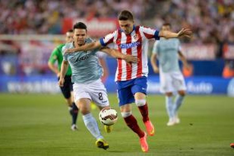 Gelandang Eibar, Jon Errastir (kiri) saat berebut bola dengan bek Atletico Madrid, Guilherme Siqueira, pada lanjutan Primera Division di Stadion Vicente Calderon, Sabtu (30/8/2014). Atletico menang 2-1 pada pertandingan tersebut. 