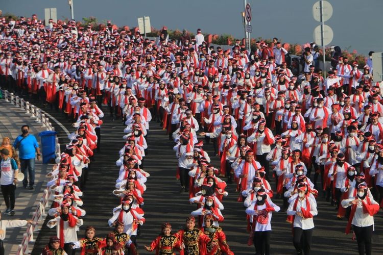 Kota Surabaya sukses pecahkan Rekor MURI Dunia kategori Superlatif “Tari Remo Massal” di penghujung akhir tahun 2022. Penyerahan piagam penghargaan Rekor MURI Dunia itu, diberikan secara langsung oleh Direktur Operasional Museum Rekor Dunia Indonesia (MURI), Yusuf Ngadri kepada Wali Kota Surabaya, Eri Cahyadi, Minggu (18/12/2022) di Jembatan Suroboyo.