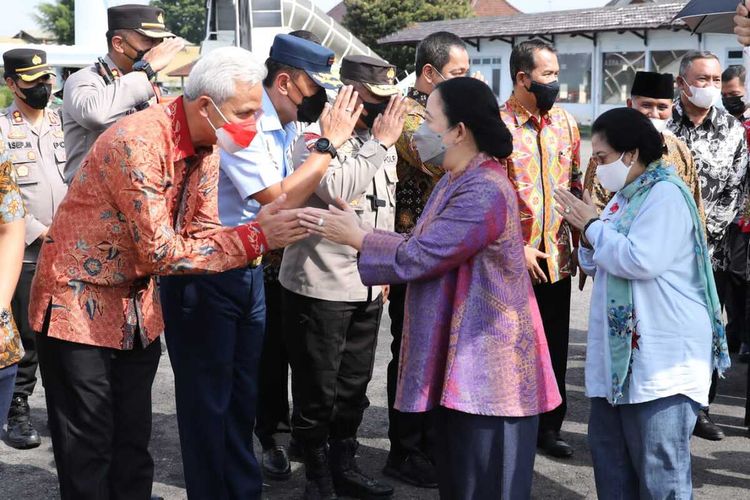 Gubernur Jawa Tengah Ganjar Pranowo mengantar Ketua Umum PDIP Megawati dan Puan Maharani ke Bandara Adi Soemarmo Boyolali, Senin (12/12/2022)