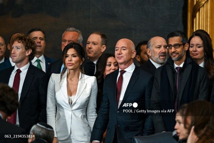 Founder Amazon Heff Bezos dan tunangannya Lauren Sanchez, pada pelantikan Presiden terpilih Amerika Serikat Donald Trump di Washington DC, AS, Senin (20/1/2025).