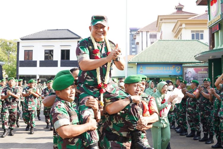 Kepala Staf Angkatan Darat (KSAD) Jenderal Dudung Abdurachman saat mengunjungi beberapa kesatuan TNI Angkatan Darat di Kodam IV/Diponegoro, Semarang, Jawa Tengah, Senin (25/7/2022).
