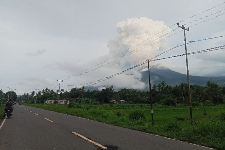 Gunung Lewotobi Laki-laki mengeluarkan asap tebal pada Jumat (12/1/2024) 