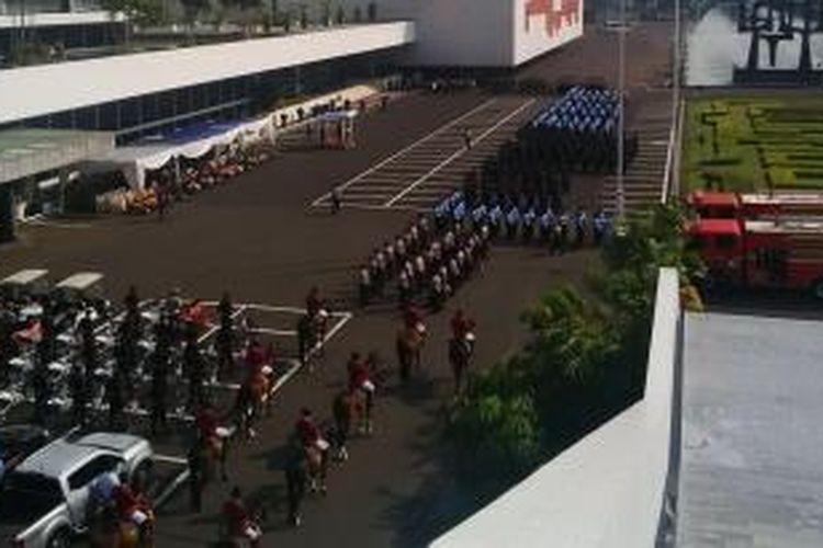 Apel gabungan diikuti sekitar 200 orang terdiri atas 150 pamdal DPR, puluhan petugas polisi dari Satuan Objek Vital Polda Metro Jaya, dan sejumlah anggota TNI dari Kodam Jaya, Senin (9/11/2015)