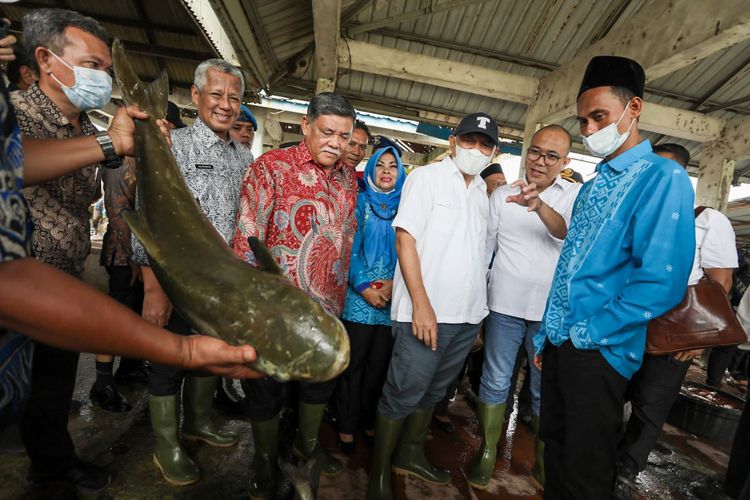 Menteri Koperasi dan UKM (MenKopUKM) Teten Masduki meninjau nelayan di Pantai Labu, Deli Serdang, Sumatra Utara pada Jumat (2/12/2022). 