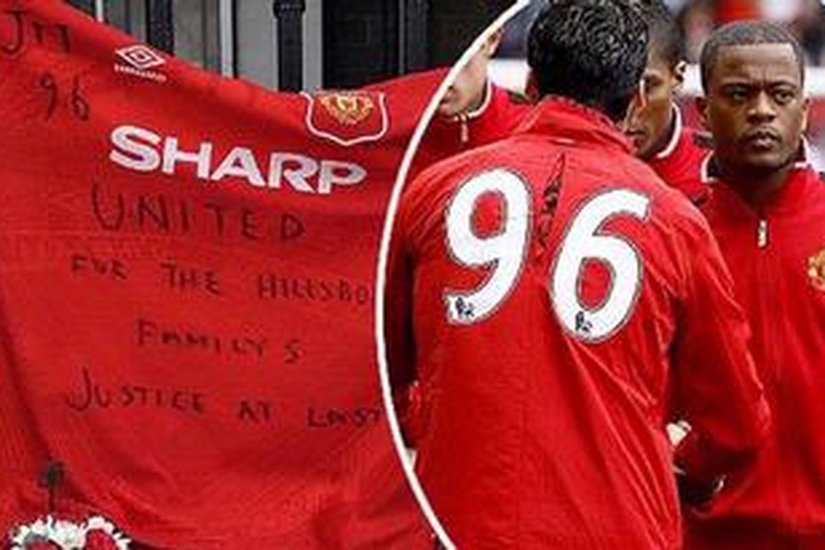 Penyerang Liverpool, Luis Suarez, berjabat tangan dengan bek Manchester United, Patrice Evra, sebelum pertandingan Premier League, di Anfield, Minggu (23/9/2012). Pemain dan suporter kedua kubu juga menjadikan pertandingan itu momen untuk menghormati korban Tragedi Hillborough, yang menewaskan 96 orang yang semuanya merupakan suporter Liverpool, 1989 lalu. 