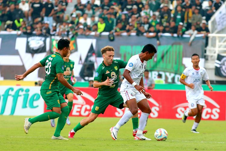 Pemain Persebaya Surabaya Ze Valente menjaga pemain Arema FC Dedik Setiawan saat pertandingan pekan ke-13 Liga 1 2023-2024 yang berakhir dengan skor 3-1 di Stadion Gelora Bung Tomo Surabaya, Sabtu (23/9/2023) sore.