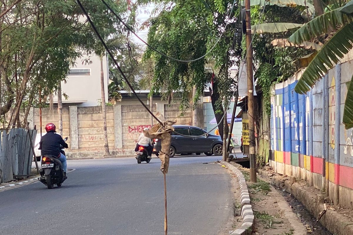 Kabel terlihat menjuntai di Jalan Bisma Utara, Papanggo, Tanjung Priok, Jakarta Utara, Selasa (17/10/2023). 