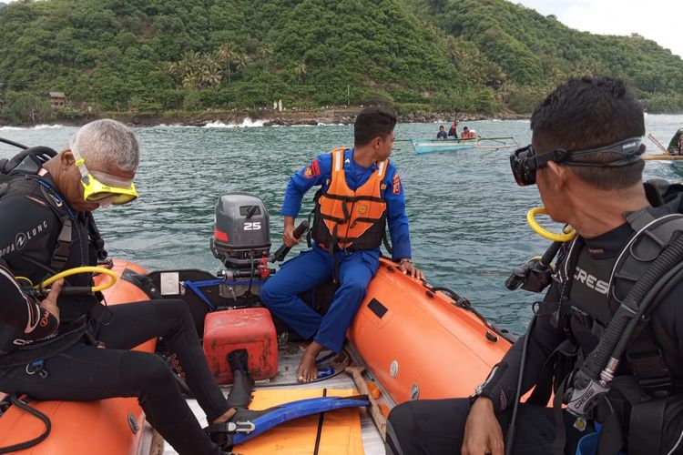 Tim SAR gabungan melaksanakan pencarian terhadap Makarius Sareng (60), nelayan yang hilang di Perairan Desa Watutedang, Kabupaten Sikka pada Jumat (15/3/2024)