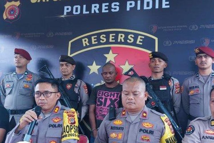 Kapolres Pidie AKBP Imam Asfali SIK (dua kiri) memberikan keterangan pers terhadap pembekukan pelaku pembunuhan IRT di Gampong Pulo Loih, Kecamatan Titeu, Pidie dalam konferensi pers, Jumat (19/1/2024). 