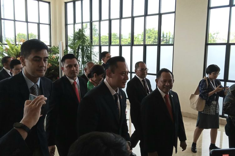 Menteri ATR/Kepala BPN Agus Harimurti Yudhoyono (AHY) dan Menteri Dalam Negeri Tito Karnavian tiba di Bali Nusa Dua Convention Center (BNDCC), Badung, Bali, Rabu (22/5/2024).