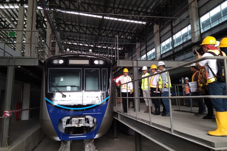Menteri Perhubungan Budi Karya Sumadi saat meninjau Depo MRT Lebak Bulus di Jakarta, Minggu (1/7/2018).