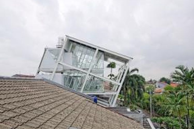 Budi Pradono Architects merancang sebuah rumah sebagai bentuk antitesis dan ejekan terhadap bentuk rumah bergaya Eropa yang banyak berada di salah satu perumahan ekslusif di Jakarta.