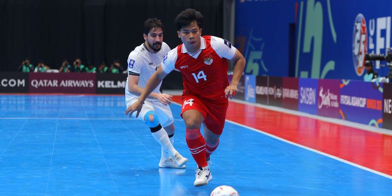 Pemain timnas futsal Indonesia Yogi Saputra beraksi pada laga Indonesia vs Irak dalam ajang AFC Futsal ASIAN CUP 2026 di Indonesia Arena, Jakarta Pusat, Sabtu (31/1/2026). Indonesia lolos ke babak berikutnya setelah menahan imbang 1-1 Irak.