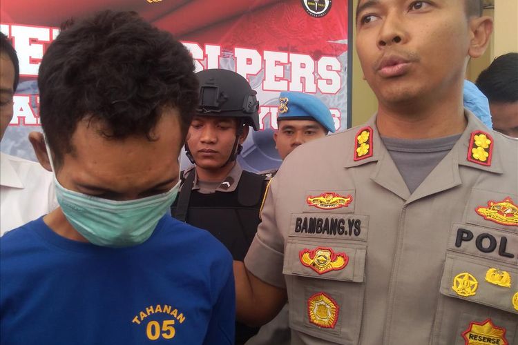 Tersangka mutilasi DP (37) dihadirkan saat konferensi pers di Mapolres Banyumas, Jawa Tengah, Senin (15/7/2019).