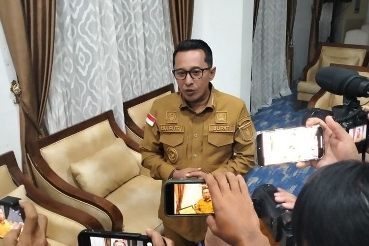 Bupati Kabupaten Tanah Datar, Provinsi Sumatera Barat (Sumbar) Eka Putra saat diwawancarai awak media massa di Tanah Datar. 