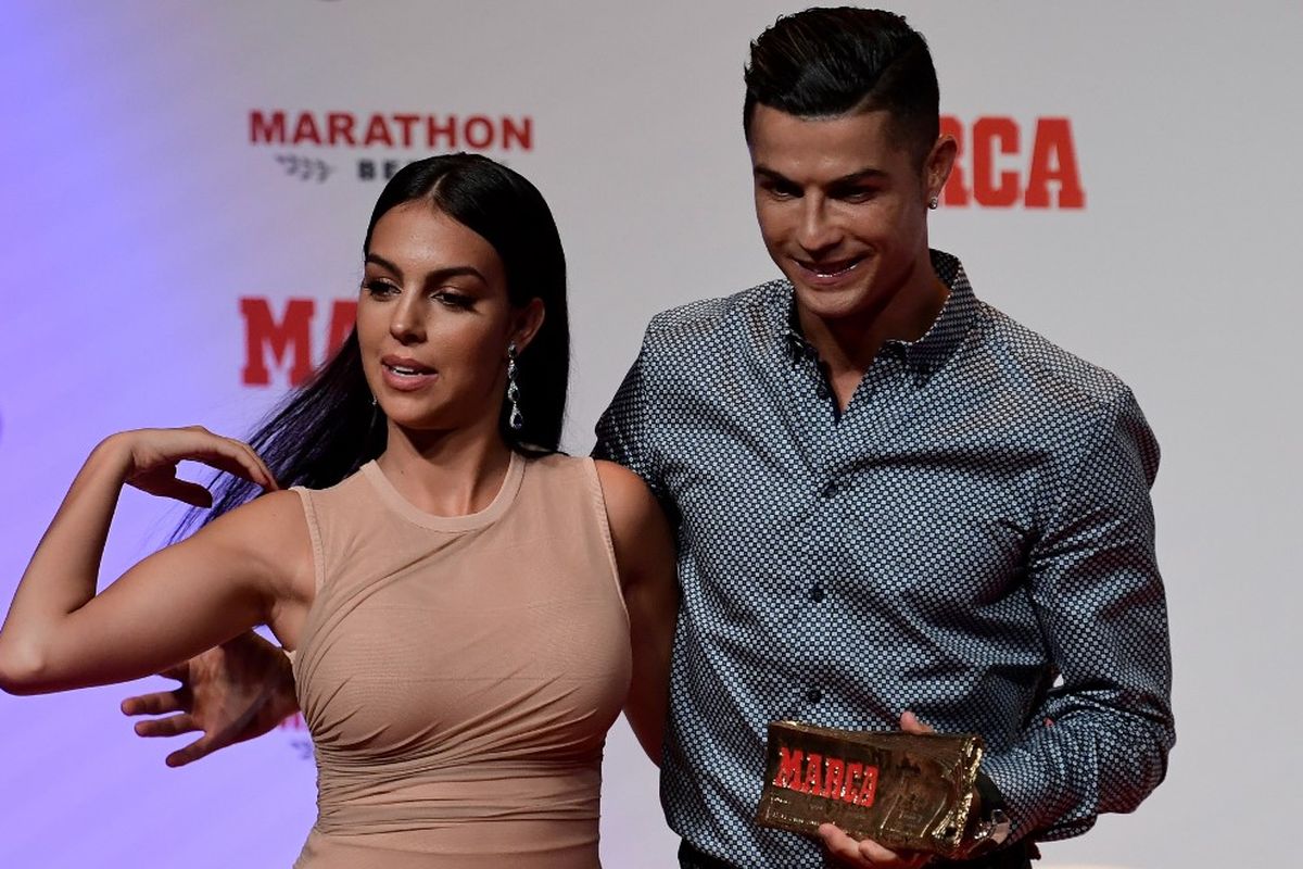 Megabintang Juventus asal Portugal, Cristiano Ronaldo, saat berpose dengan kekasihnya, Georgina Rodriguez, usai menerima penghargaan MARCA Leyenda (MARCA Legend) di Madrid, Spanyol, pada Senin (29/7/2019).