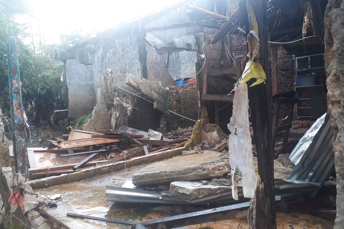 Kondisi rumah Ishayati (66), warga RW 03, Kelurahan Cipinang Melayu, Jakarta Timur, Jumat (7/2/2020), yang roboh akibat banjir pada awal tahun 2020 lalu.