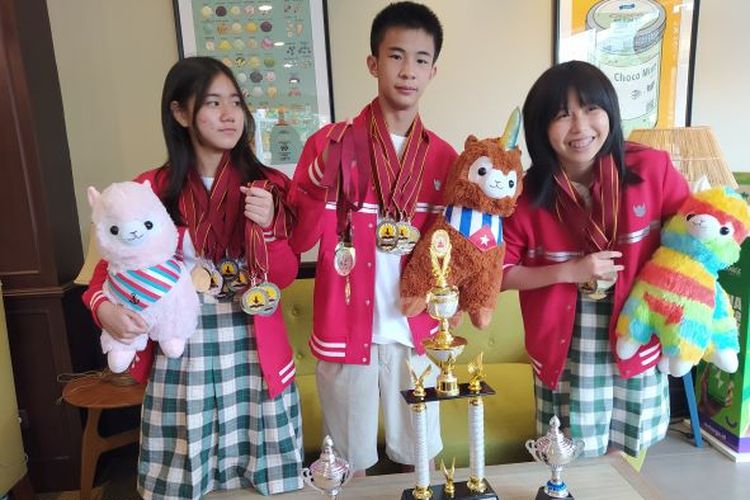 Dari kiri ke kanan,  Gwyneth Abigail Tanuwidjaya, Gerald Ray Anggono, dan Chloe Herliv Chen, yang mengikut The World Scholar's Cup (WSC), Bangkok Global Round 2022, Junior Division dengan  mendapat pencapaian Tenth Place Overall Team.