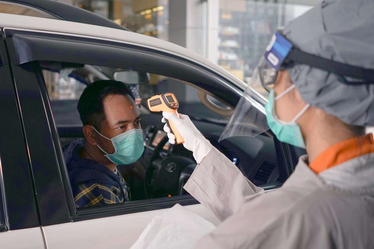 Klinik ERHA menjalankan protokol kesehatan kepada konsumen di Jakarta, Senin (8/6/2020). ERHA memiliki SOP yang mewajibkan seluruh staf dan dokter yang bertugas untuk melakukan pengecekan suhu dan menggunakan APD selama melayani pelanggan.