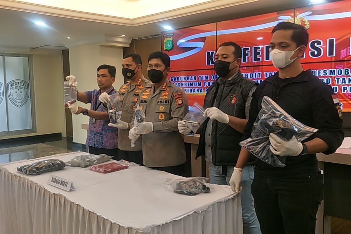 Kabid Humas Polda Metro Jaya Kombes Endra Zulpan bersama Kapolres Metro Tangerang Kota Kombes Zain Dwi Nugroho dan penyidik menunjukkan barang bukti kasus pembunuhan pria di Karang Tengah, Tangerang, Jumat (3/6/2022).
