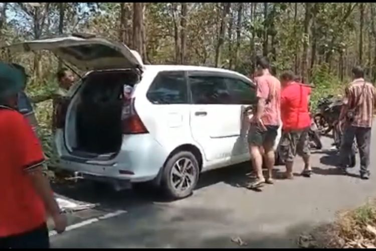 JATIM, K119-16  Viral Warga Madiun Cegat Mobil  Pelaku Pencuri Kayu Ilegal