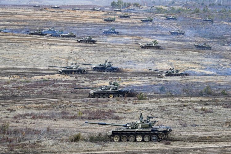 Tank-tank bergerak selama latihan militer Union Courage-2022 Rusia-Belarus di tempat latihan Obuz-Lesnovsky di Belarus, Sabtu (19/2/2022). Rusia telah mengerahkan pasukan ke Belarus untuk melakukan latihan militer gabungan.