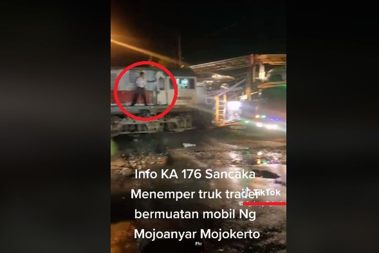 Video yang memperlihatkan masinis KA Sancaka bertahan di dalam lokomotif sesaat kereta menabrak truk pengangkut mobil, viral di media sosial.