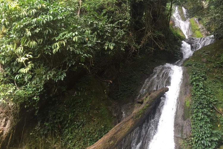 Wisatawan di Air Terjun Mengaya, Desa Mengaya, Kecamatan Bintang, Kabupaten Aceh Tengah