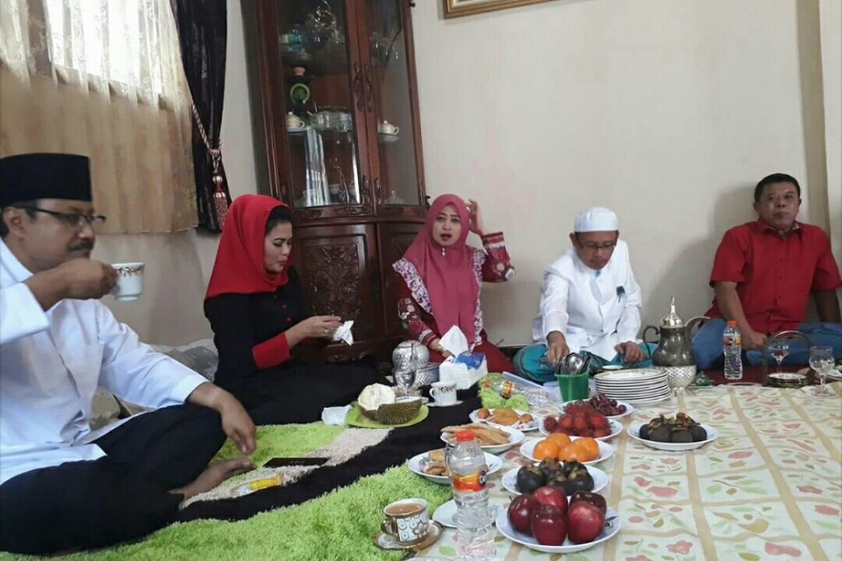 Pasangan calon Gubernur dan Wakil Gubernur Jawa Timur Saifullah Yusuf-Puti Guntur Soekarno di Pondok Pesantren Syaichona Cholil untuk meminta restu para kyai dalam Pilkada Jawa Timur, Sabtu (20/1/2018).