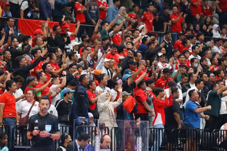 Suasana tribune penonton dalam laga perempat final Piala Asia Futsal 2026 Timnas Futsal Indonesia vs Vietnam di Indonesia Arena, Jakarta, 3 Februari 2026.