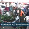 Hindari Petugas, PKL Pasar Tanah Abang Sembunyikan Dagangan di Semak-semak